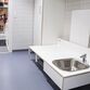 CE-mærket puslebord til institutioner 1300 x 900 mm fra ST Skoleinventar, inkl trådløs fjernbetjening og underlimet vask placeret til højre (set forfra)