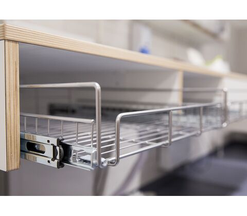 CE-mærket puslebord til institutioner 1300 x 900 mm fra ST Skoleinventar, inkl trådløs fjernbetjening og underlimet vask placeret til højre (set forfra)