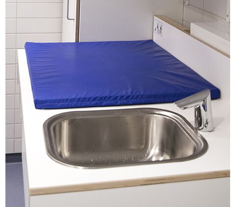 CE-mærket puslebord til institutioner 1300 x 900 mm fra ST Skoleinventar, inkl trådløs fjernbetjening og underlimet vask placeret til højre (set forfra)