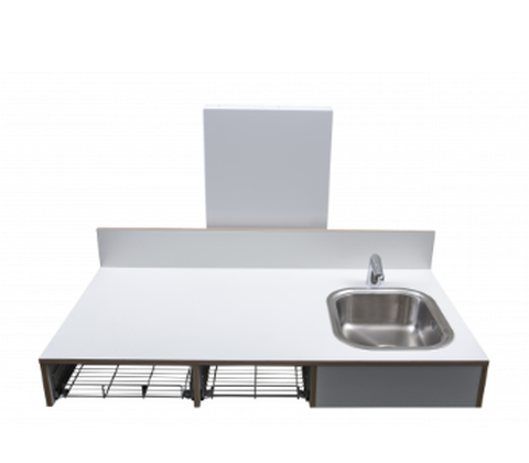 CE-mærket puslebord til institutioner 1300 x 900 mm fra ST Skoleinventar, inkl trådløs fjernbetjening og underlimet vask placeret til højre (set forfra)