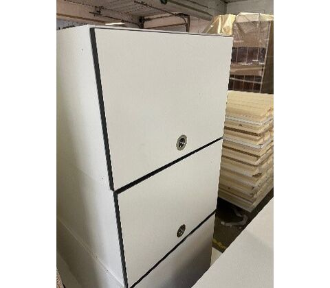 Overskabe med tophængt låge og skålegreb